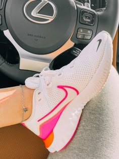 Cute Running Shoes, Trendy Shoes Sneakers, Preppy Shoes, All Nike Shoes, Cute Nike Shoes, Cute Sneakers, Hype Shoes, Cute Nikes