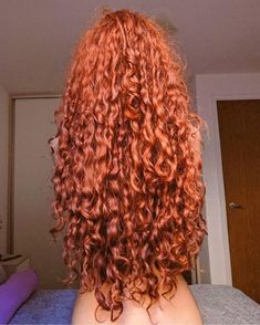 Pelo Color Borgoña, Curly Ginger Hair, Curly Hair Color Ideas, Curly Hair Color, Baylage Hair, Red Curls, Red Curly Hair, Hair Color Burgundy, Henna Hair