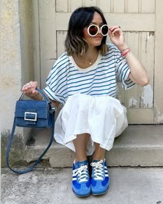 Striped Tshirt Outfits, Blue Sambas, Sambas Outfit, French Chic Fashion, Striped Tshirt, Blazer Outfits For Women, Capsule Wardrobe Outfits, Wardrobe Outfits, Outfit Look