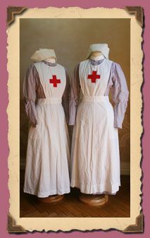 British Red Cross nurse at the first World War, composed of purple striped cotton dresses with front detachable sleeves, apron, stood on the shoulders with buttons, collar, and cuff. The set was generally completed by white cuffs or short sleeves. Nurse Outfit, Ww1 British, White Sleeves, Detachable Sleeves, American Red Cross