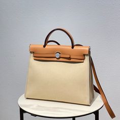 Hermes entry-level cloth bag herbag 31cm
Choose it for casual and versatile commuting 
Lightweight, easy to wear, handsome and casual Lv Purse, Lv Shoes, Lv Handbags, Lv Belt, Basket Bag, Lv Wallet, Hermes Bags, Hermes Bag, Cloth Bags