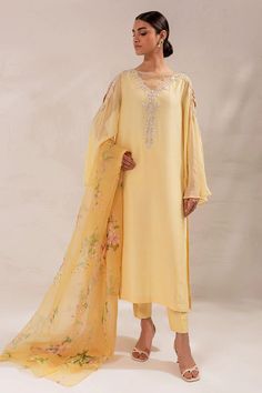 Embellished Raw Silk Pakistani Eid Dress In Yellow Eid Dress, Traditional Suit, Pakistani Formal Dresses, Designer Punjabi Suits, Eid Dresses, Elegant Attire, Simple Pakistani Dresses, Kinds Of Clothes, Fashion Attire