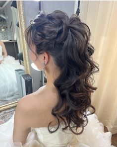 Ball Gown Hairstyles Updo, Victorian Wedding Hair, Japanese Wedding Hairstyle, Brunette Wedding Hair, Asian Wedding Hair, Wedding Hairstyles With Crown, Cute Prom Hairstyles