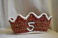 a crocheted crown with the number 5 on it's front and bottom