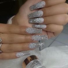 White Silver Winter Nails, Elegant Holiday Nails Classy Sparkle, Snow Flake Nails Acrylics, Acrylic Nails Ideas Christmas, Winter Wonderland Nails Acrylic, Christmas Nails Ideas Holiday, Winter Nails Silver, Gray Christmas Nails, Happy New Year Nails Designs