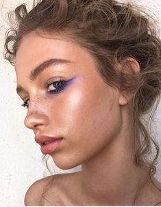 Bright eyes is one of the best summer makeup trends 2018! #summermakeuplooks #summermakeupproducts #beauty #makeup #makeuplooks Editorial Make-up, Make Up Diy, Purple Makeup Looks, Summer Makeup Trends, Modern Makeup, Make Up Inspiration, Summer Makeup Looks, Purple Makeup, Beauty Inspo