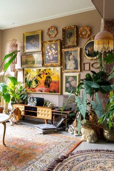 23 Absolutely Stunning Thrifted Gallery Wall Ideas You Will Want To Copy — ASHLINA KAPOSTA Tv Wall Eclectic, Eclectic Living Room Tv Wall, Tv As Painting, Vintage Art Gallery Wall Living Room, Gallery Wall With Framed Tv, Vintage Frames Wall, Tv Wall Design Vintage, Vintage Boho Wall Decor, Art Gallery Decor