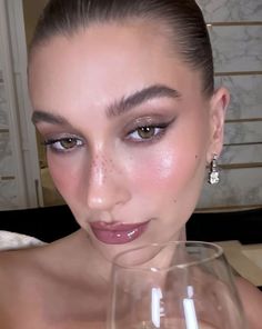 Hailey Bieber Makeup, Vogue Makeup, Bronze Eye Makeup, Expensive Makeup, Formal Makeup, Event Makeup, Eyeliner Looks, Editorial Makeup, Hailey Bieber