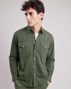 The PATROL is a men's shirt with two chest pockets and visible buttoning. Regular-fit. Green Soft, Twill Shirt, Style Chic, Military Green, Kids Accessories, Summer Collection, Casual Style, Mens Shirts, Green