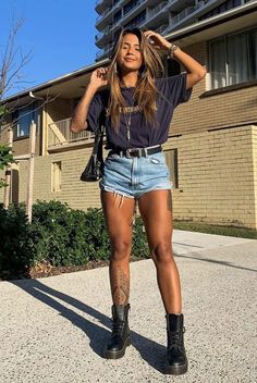 High Heels And Dress Outfit, Ankle Boots In Summer Outfits, Look Coldplay, Edgy Shorts Outfit, Pants Concert Outfit, Edgy Fashion Summer, Vertical Leg Tattoo, Short Tights Outfit, Alternative Brunch Outfit