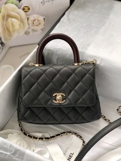 Description CC Classic Mini Flapbag Top Handle Black For Women 7.5in/19cm Rep 1:1 Measurements: 13 x 19 x 9 cm / 5.1 x 7.5 x 3.5 inches (Length x Width x Height) Chain White Gold-toned hardware Include box, dust bag. This product is of the best quality. Luxury Black Top Handle Box Bag, Chanel Flap Bag With Top Handle, Chanel Mini Flap Bag With Top Handle, High-end Black Top Handle Box Bag, High-end Black Box Bag With Detachable Handle, Baby Tote Bag, Stylish Handbags, Classic Mini, Evening Clutch Bag