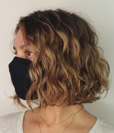 Short Length Curly Haircut, Short Wavy Balayage Hair, Curly Hair Chin Length, Bob Natural Wavy Hair, Short Haircuts For Naturally Curly Hair, Wavy Chin Length Hair, Bob Cut For Curly Hair, Short Hair Perm Women, Thick Wavy Bob