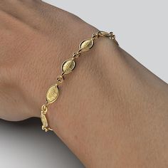 Discover our exquisite Italian Gold Bracelet, a true masterpiece of craftsmanship and elegance. Crafted in your choice of 14k or 18k solid gold, this Baroque Style Link Bracelet is a radiant symbol of luxury and style. The Baroque-style links are reminiscent of the grandeur of the Baroque era, with their intricate and ornate design. This bracelet is a blend of classic charm and modern sophistication, making it the perfect accessory for any occasion. 7.5 inch length -18,5 cm- 18k or 14k solid gol Baroque Era, Neutral Jewelry, Italian Baroque, Ornate Design, Jeweled Earrings, Gold Armband, Italian Jewelry, Baroque Style, Ring Pendant Necklace