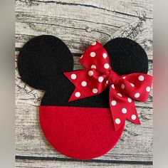 a minnie mouse head with a red bow on it