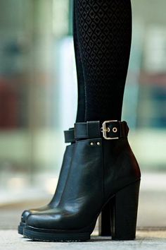 bottes minelli noir pour la femme moderne et elegante Casual Ankle Boots, Leather Boots Women, Buckle Boots, Modern Women, Crazy Shoes, Shoe Obsession, Womens Boots Ankle, Boots Outfit, Suho