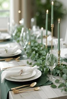 Elegant Christmas Table Settings, Elegant Christmas Table, Christmas Dinner Table Settings, Simple Table Settings, Holiday Dinner Table, Gold Chargers, Green Tablecloth, White Tablecloth, Brunch Table