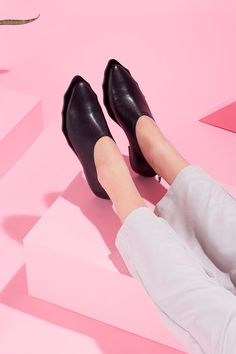 Black Leather Boots Black Leather Shoes Womens by KatzAndBirds Everyday Flats, Winter Flats, Women's Slip Ons, Shoes Elegant, Pointy Toe Shoes, Custom Made Shoes, Black Slip On Shoes, Most Comfortable Shoes, Leather Flat Shoes