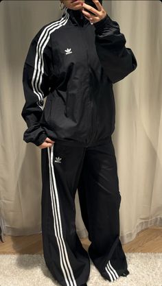 Out Of Comfort Zone Outfits, Adidas Black Track Pants Outfit, Adidas Clothes Aesthetic, Jogging Adidas Outfit, Adidas Tracksuit Aesthetic, Tracksuit Styling, Tracksuit Outfit Aesthetic, Adidas Aesthetic Outfit, Adidas Outfit Aesthetic