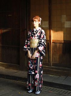 ❤︎Taisho-roman cherry blossom feminine yukata 5-piece set❤︎
Set includes
Kimono
Inner dress (see images 10-13)
Handbags
Tabi Shoes
Obi Striped Kimono, Pretty Kimonos, Seasons Photography, Japanese Shirt, Tabi Shoes, Gods Girl, Ballet Beautiful, Womens Kimono, Long Kimono