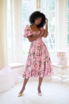 Our signature style, inspired by a painting by 20th century painter Paul de Longpré, returns with a touch of romance and nostalgia. This dress evokes memories of lazy spring afternoons spent lost in nature's beauty. It features a comfortable cotton cut with curve-hugging princess seams, voluminous puff sleeves, and an Black Women In Dresses, Floral Dress Aesthetic, 20th Century Painters, Women In Dresses, Disney Moments, Spring Afternoon, Bee Day, Puff Dress, Spring Floral Dress