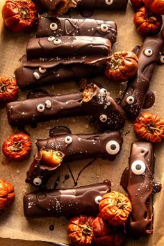 halloween treats made to look like they have googly eyes and pumpkins on them