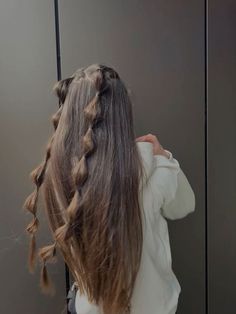 Cute Longhair Style, Brown Hair Aesthetic Hairstyle, Hair Styles For Long Hair Brown, Long Brown Hair Outfits, Aesthetic Hairstyles Brunette, Long Brown Hair Styles Hairdos, Cute Long Brown Hairstyles, Astetic Hair Styles, Brown Hair Esthetics