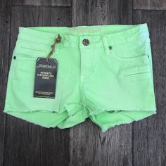 Stitch's New With Defects Has Min Or Stains Throughout And Minor Pinholes On The Waistband And On Front Lime Green Size 28 Approximate Size Measurements Laying Flat Waist: 15.5 Rise: 8 Inseam: 2.25 Full Length: 9.25 Please Comment For Any Questions! Trendy Green Shorts, Green Stretch Jean Shorts, Trendy Green Stretch Jean Shorts, Casual Green Jean Shorts For Summer, Trendy Green Cutoff Shorts, Fitted Green Jean Shorts With Pockets, Green High-waisted Jean Shorts For Spring, Green Cotton Jean Shorts, Casual Stretch Green Jean Shorts