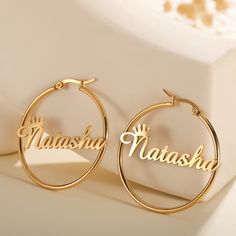 ◆ Material: High Quality Solid 925 Sterling Silver or Stainless Steel ◆ Earring Size: 20mm, 30mm, 40mm ◆ Finish: Sterling Silver ∙ 18K Gold ∙ Rose Gold ◆ Create your unique earring jewelry, started from custom name Earring! 2 material earrings for you to choose-You can choose stainless steel earring with 18K gold plating or sterling silver earring!  ◆ Our earrings have been sold as a pair. H O W ∙ T O ∙ O R D E R ◆ Simply use the 'PERSONALIZATION BOX' to let us know the NAME and the FONT NUMBER that you would like. Two names can be customized.One earring one name.Each name max 10 characters. NAME + FONT NUMBER ♡ 👉Please don't forget to leave the name and font!👈 If the name and font is forgotten, we will use the default font and name. O T H E R ∙ I N F O R M A T I O N ♥  Stainless Steel & Name Hoop Earrings, Material Earrings, Earrings Name, Jewelry Name, Custom Crown, Unique Earring, Font Number, Name Earrings, Jewelry Design Earrings