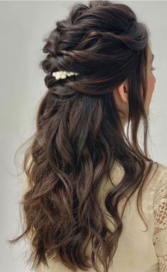 Easy Half Updo Hairstyles For That Dreamy Mehndi Look Reception Hairstyles, Hair Style On Saree, Engagement Hairstyles, Half Up Half Down Hairstyles, Flowers In Her Hair, Open Hairstyles, Long Hair Wedding Styles, Front Hair Styles, Wedding Hair Inspiration