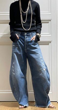 Hunger Games Fashion, Wide Leg Jeans Outfit, Modest Casual Outfits, Barrel Jeans, Looks Jeans, Look Jean, Color Combinations For Clothes, Casual Outfit Inspiration, Fashion Victim