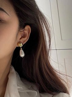 Elevate your every day style with this modern chic gold and pearl earrings Material: Gold-plated Copper, Synthetic Pearl Ear Pin: 925SILVER Weight: 9.15g/piece Size: L4.5cm*W1.4cm Ear Pins, Modern Chic, Pearl Earrings, Plating, Vogue, Gold