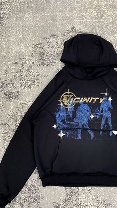 VICINITY www.vicinityclo.de Black Hoodie Design Ideas, Guy Wishlist, Y2k Hoodie Design, Hoodies Ideas Design, Graphic Hoodies Street Style, Black Hoodie Aesthetic, Nice Hoodies, Hoodie Website, Hoodie Design Ideas