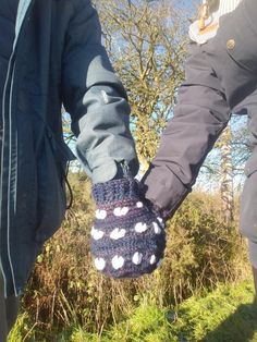 This listing is for the DIGITAL PATTERN ONLY for the hold my hand mitten.I designed the ‘Hold My Hand’ mitten because I realised how difficult is it to hold hands when its freezing outside and you both want to wear gloves or mittens.The cute little heart details and the texture of the stitches make this a lovely eye catching design.This novelty mitten is very versatile and can be made in a variety of different colours to suit everyones style. The pattern also includes instructions to make the Mi Crochet Baby Mittens, Penguin Crochet, Crochet Mitts, Mitten Pattern, Crochet Mittens Pattern, Lovey Pattern, Crochet Snowman, Hold Hands, Easy Crochet Baby