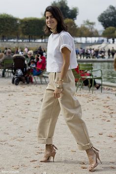 leather trousers. #streetstyle Leandra Medine Style, Elegantes Outfit Damen, Weekend Mode, Rok Outfit, Leandra Medine, Man Repeller, Style Casual Chic, Cropped Tops, Style Crush