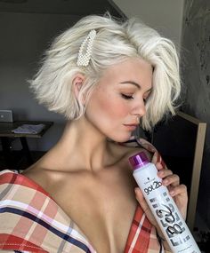 Blonde Short Hair With Bangs, Platinum Blonde Short Hair, Blonde Hair Colors, Platinum Blonde Hair Color, Change Hair, Haute Hair, Mullet Hairstyle Women, Messy Short Hair