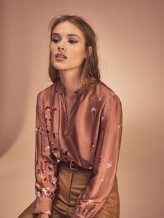 Стиль в шелке — FASHION & LIFE Женский журнал Satin Shirts For Women, Satijnen Blouses, Chiffon Blouses, Corset Bustier, Satin Blouses, Satin Shirt, Effortless Elegance