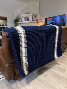 Hand knit chunky blanket Navy And Gray Chunky Blanket, Chunky Baby Boy Blankets, Hand Knit Blanket Chunky, Chunky Knit Blanket Pattern, Chunky Yarn Blanket, Chunky Yarn Crochet, Finger Knitting Projects, Chunky Crochet Blanket Pattern, Diy Knit Blanket