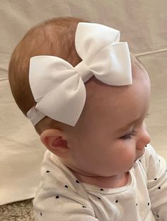 Diy Baby Hair Bows, Hair Bows For Babies, Baby Hairband, Bow Hairstyles, Bow Outfit, White Hair Bow, Hair Bows For Girls, Hairstyles Design