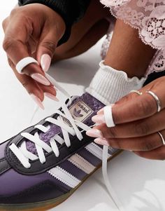 Zapatos de adidas Originals Una obra de arte Diseño de corte bajo Cierre con cordones Tobillo acolchado Detalle característico de adidas Originals Suela de goma Suela texturizada antideslizante Adidas Branding, Adidas Originals Gazelle, Fitness Challenge, Purple And White, Profile Design, Winter Accessories, New Shop, Low Profile, Adidas Originals