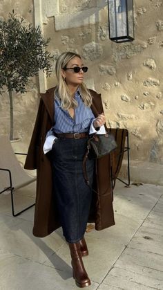 Discover the top trends in female lawyer fashion fall. Elevate your autumn wardrobe with stylish suits and cozy layers for professional women. Female Office Outfits, Female Lawyer Fashion, Female Lawyer, Old Money Fashion, Rok Outfit, Lawyer Fashion, Money Fashion, Winter Outfit Inspiration, Outfit Inspiration Fall