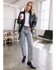 Grey Jeans Styling, Light Gray Jeans Outfit Winter, Womens Grey Jeans Outfit, Light Gray Jeans Outfit Fall, Grey Jeans Women Outfit, Grey Jeans Fall Outfit, Gray Wash Jeans Outfit, Grey Jeans Street Style, Styling Gray Jeans