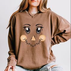 🍂 Embrace Fall with Our Unique Scarecrow Face Sweatshirt! 🍂 Get ready to celebrate the cozy season in style! Our Scarecrow Face Sweatshirt isn't just another fall essential--it's your ticket to endless autumn fun and an effortlessly cute Halloween look that will turn heads at every pumpkin patch, hayride, and festive gathering. Why You'll Love This Sweatshirt: 🌱 Eco-Friendly Comfort Crafted from 100% ring-spun cotton, our sweatshirt is not only soft but sustainably sourced. Feel good about wh Costumes Faciles, Fall Pumpkin Patch, Scarecrow Face, Patch Sweatshirt, Fall Apparel, Easy Costumes, Harvest Festival, Festival Tops, Halloween Looks