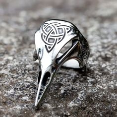 a close up of a ring with a bird's head on top of it