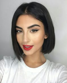 Pinterest: @claudiagabg Chin Length Haircuts, Bob Hairstyles For Fine Hair, Short Straight Hair, Penteado Cabelo Curto, Grunge Hair, Shoulder Length Hair, Short Bob Hairstyles, Cortes De Cabello, Dark Hair