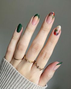 Embrace forest green nails for fall. Natural and elegant! Save to your "Matte Nails" board and visit the article for more ideas. Fall Leaves Nail Art, Fun Manicure, Elegant Manicure, Simple Fall Nails, Nagellack Trends, September Nails, Green Nail Designs, Cute Nails For Fall, Fall Nail Art