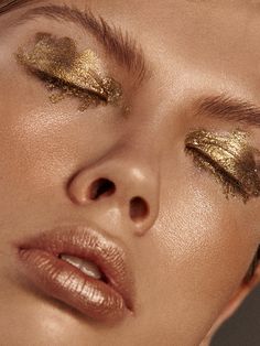 Gold Metallic Makeup Looks, Gold Bold Makeup, Messy Editorial Hair, Golden Angel Makeup, Gold Editorial Makeup, Gold And White Makeup, Gold Goddess Makeup, Gold Foil Makeup, Golden Makeup Look