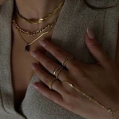 Ring stack inspo with the 'Maze' ring from evry jewels. Use code DESIREA750 for a discount #rings #ringsjewelry #ringstack #jewellery #aesthetic #inspiration Hand Gold Jewelry, Rings Aesthetic Gold, Necklace Stacks, Schmuck Gold, Everyday Jewellery, Stainless Steel Accessories, Linking Rings, Rain Or Shine, Waterproof Jewelry