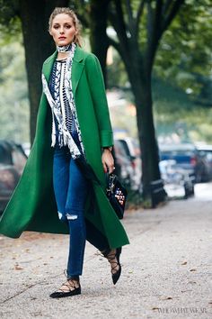 Olivia Palermo Outfit, Estilo Olivia Palermo, Olivia Palermo Style, Woman Walking, Looks Street Style, Outfit Trends, Olivia Palermo, Celebrity Street Style