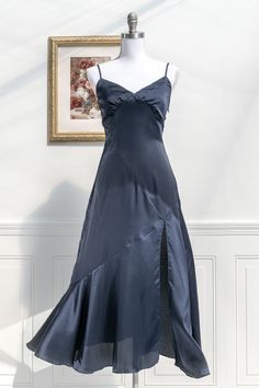 Beautiful aesthetic dress features a figure-hugging bias-cut silhouette, satin-bow back, and a dramatic side slit. Enchant at your next event, or party, or just a romantic evening out! Vintage 1930s inspired dresses for women. Sewing Vibes, Off Shoulder Satin Dress, Satin Dress Prom, Rad Outfits, Dr Wardrobe, Hogwarts Dr, Prom Inspo, Holiday Cocktail Party, Aesthetic Dress