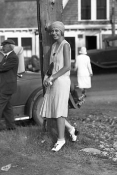 1920s: Flapper Silhouettes - HarpersBAZAAR.com Hollywood Graduation, Outfits 20s, Summer Outfits Women 20s, Vintage Summer Fashion, Vintage Summer Outfits, Decades Fashion, Flapper Dresses, 1920's Flapper, Vintage Outfits 90s